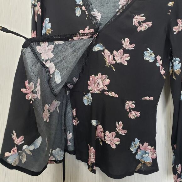 Springfield true wrap floral print v-neck with eyelash lace trim blouse size 6 - Picture 11 of 12